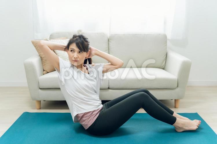 部屋で腹筋をするミドル世代の女性 腹筋,筋肉,お腹の写真素材