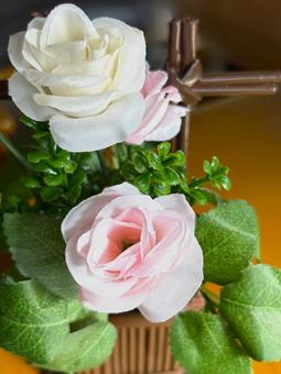 薔薇の造花と手作りの花瓶のアレンジ 薔薇の造花と手作りの花瓶のアレンジ フラワーアレンジ,花,バラの写真素材