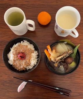 あきたこまちご飯に納豆とかつお梅等の朝食 あきたこまちご飯に納豆とかつお梅等の朝食の写真