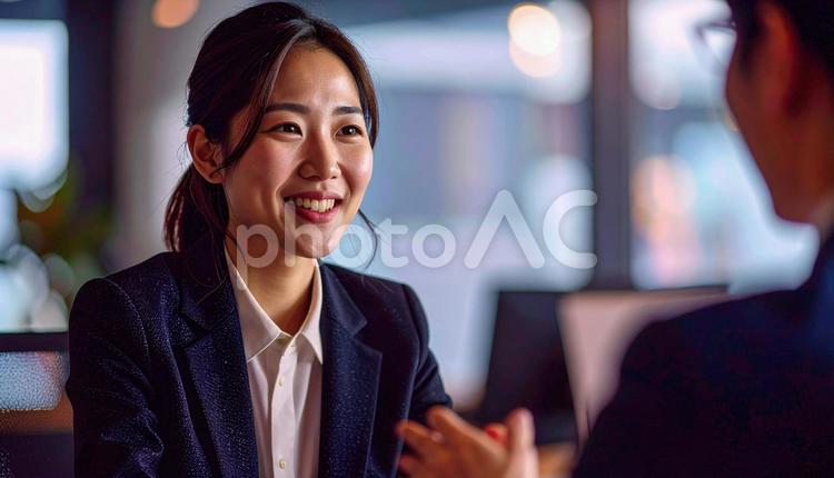 笑顔でお客様と商談するビジネスウーマン 商談,事務所,ビジネスの写真素材