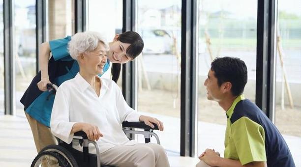 介護施設で挨拶をする高齢者と介護士 介護施設で挨拶をする高齢者と介護士 介護士,介護施設,挨拶の写真素材