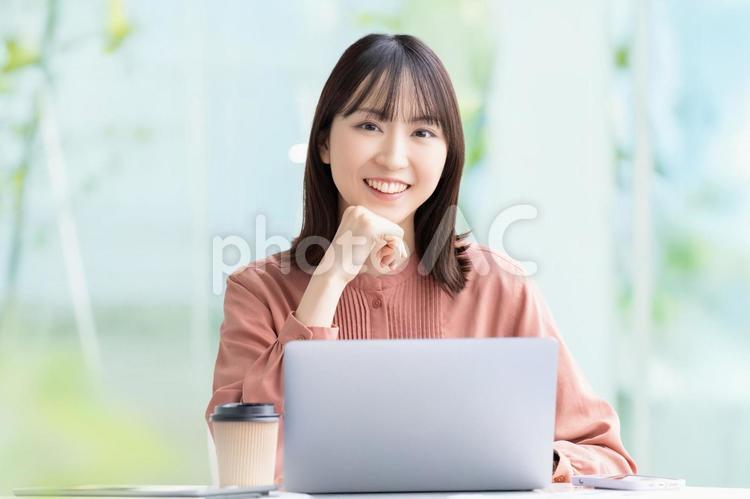 パソコンを使う女性・ビジネスウーマン 女性,パソコン,仕事の写真素材