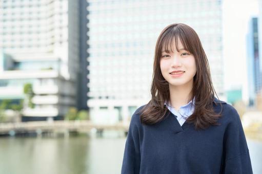 カメラ目線で微笑む女子高生 カメラ目線で微笑む女子高生 高校生,中学生,女性の写真素材