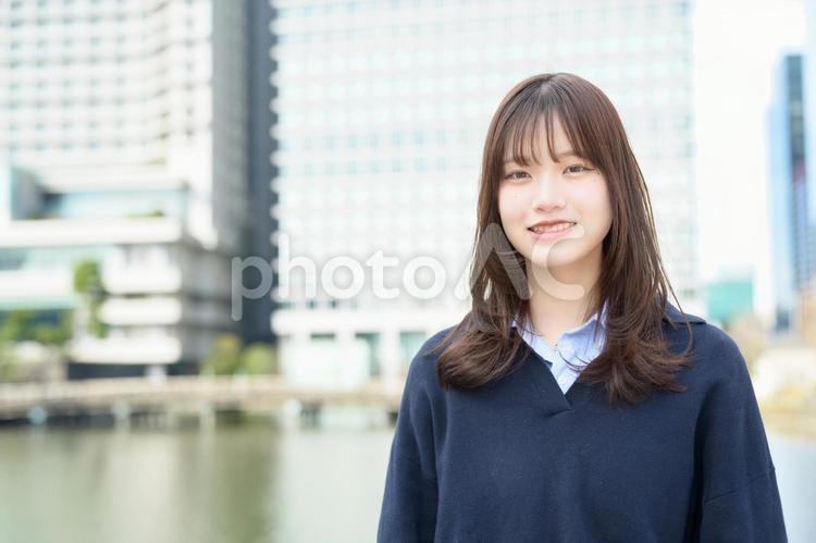 カメラ目線で微笑む女子高生 高校生,中学生,女性の写真素材