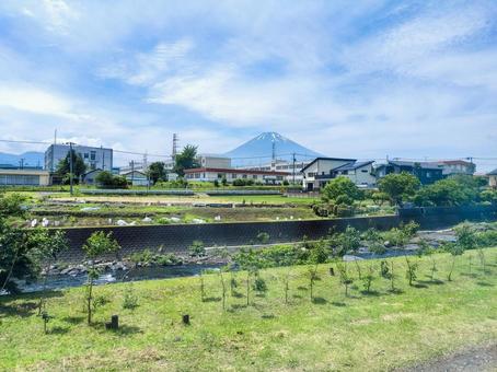 御殿場線の車窓から富士山と御殿場市の田園 御殿場線の車窓から富士山と御殿場市の田園 jr御殿場線,富士山,車窓風景の写真素材