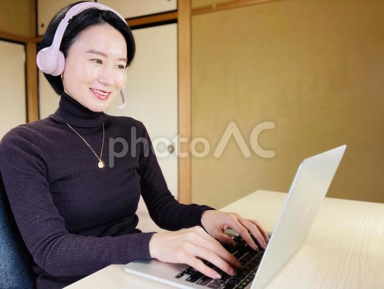 在宅勤務中にリモート会議をする女性 女性,笑顔,在宅ワークの写真素材