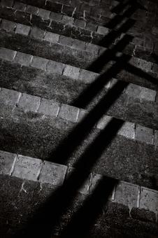 夜の公園の階段に影（白黒） 階段,公園,小柴自然公園の写真素材