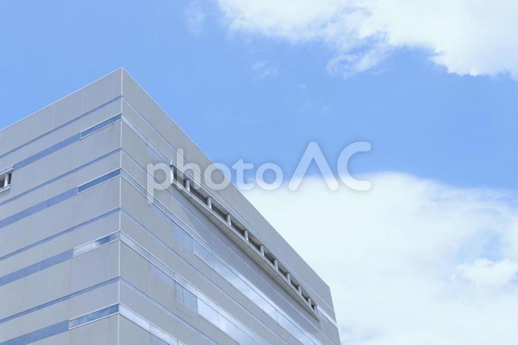 青空とオフィスビル（コピースペースあり） オフィス,ビル,青空の写真素材