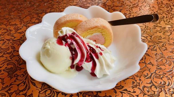 バニラアイス、ベリーがけ、ロールケーキ バニラアイス、ベリーがけ、ロールケーキ ロール,スイーツ,苺の写真素材