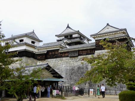 伊予松山城本壇を見上げる 伊予松山城本壇を見上げるの写真