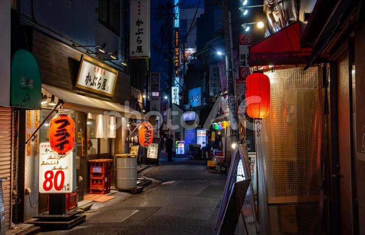夜の北千住飲み屋街 飲み屋街,北千住,路地裏の写真素材