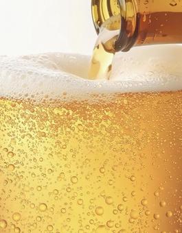 ビール 注がれる シズル感 ビール 注がれる シズル感の写真
