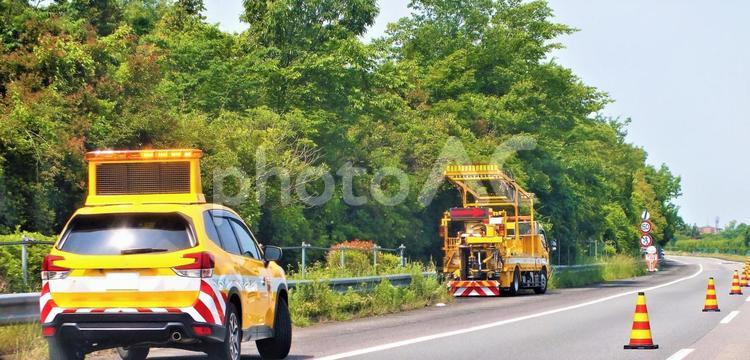 道路工事用車両と道路巡回車 道路巡回車,工事用車両,黄色い車両の写真素材