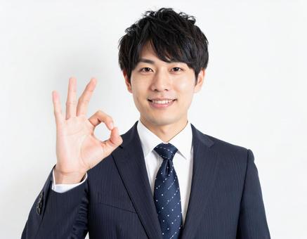 OKのサインをする男性ビジネスマンの笑顔 OKのサインをする男性ビジネスマンの笑顔の写真