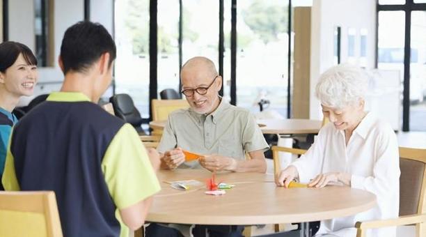 介護施設で折り紙を折るアジア人高齢者 高齢者,折り紙,折るの写真素材