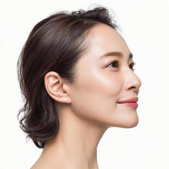 魅力的な笑顔と横顔のクローズアップ 魅力的な笑顔と横顔のクローズアップの写真