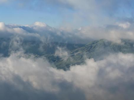 雲に隠れる阿蘇 4 雲に隠れる阿蘇 4の写真