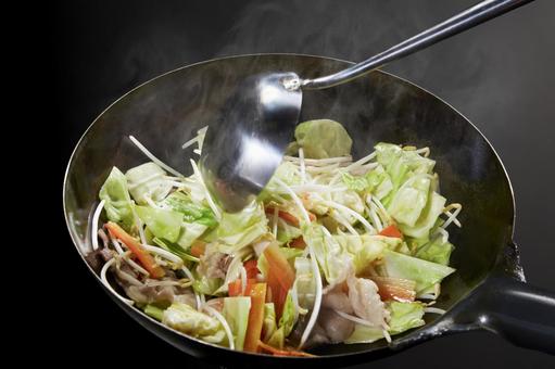 中華鍋で作る本格野菜炒め 中華鍋で作る本格野菜炒め 野菜炒め,炒める,野菜の写真素材