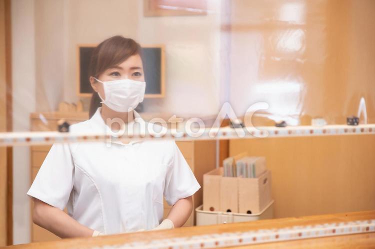 パーテーション越しに会話する医療スタッフ 病院,受付,看護師の写真素材
