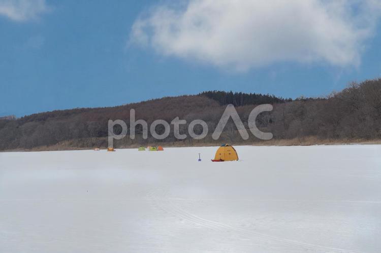ワカサギ釣りへ ワカサギ釣り,氷上穴釣り,北海道の写真素材