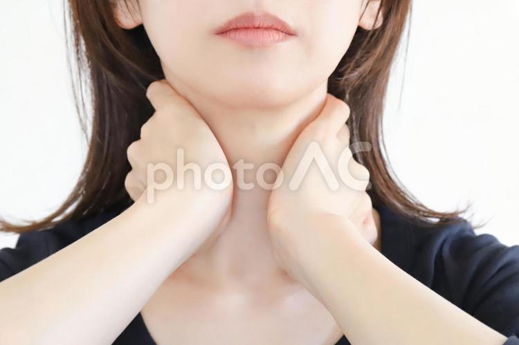 首を押さえる女性 首,首元,むち打ちの写真素材