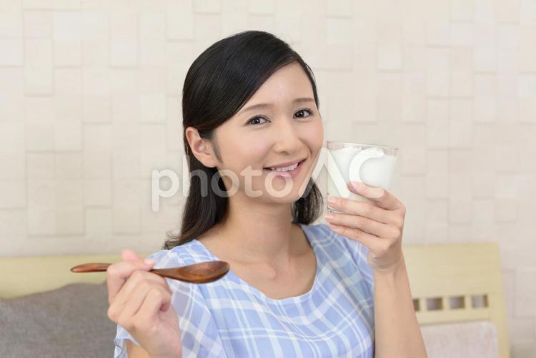 ヨーグルトを食べる女性 女性,女,笑顔の写真素材