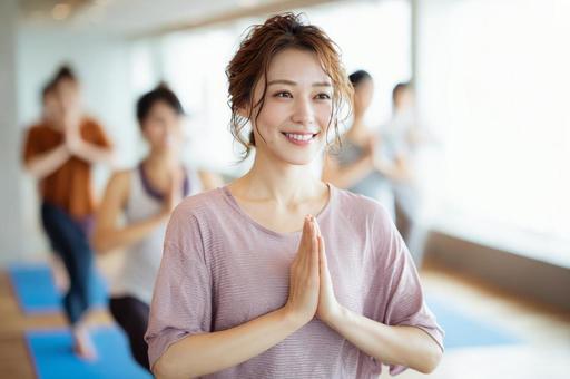 ヨガスタジオの若い女性-9の写真