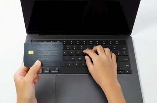 クレジットカード決済をする手元 クレジットカード,決済,ノートパソコンの写真素材