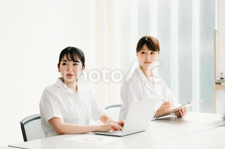 会議する白衣姿の女性（真剣） カンファレンス,医療,医者の写真素材