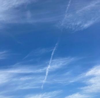青い空と飛行機雲 青い空と飛行機雲の写真