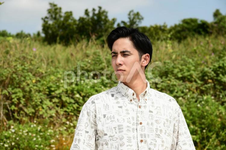 自然の中でくつろぐ男性 沖縄,日本,自然の写真素材