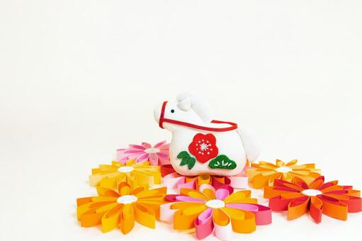 カラフルなペーパーフラワーと白馬の置物 年賀状,午年,白馬の写真素材