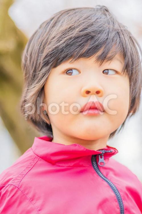 振り返って遠くを見つめるこども 子供,見つめる,目線の写真素材