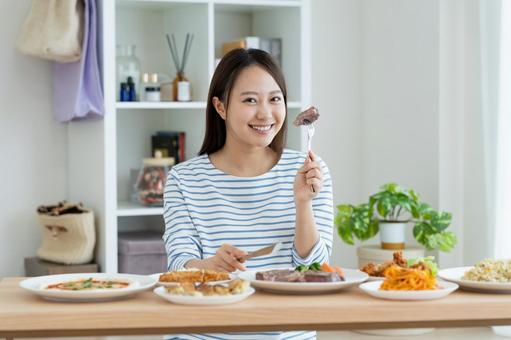 ダイエットの若い女性 ダイエットの若い女性の写真