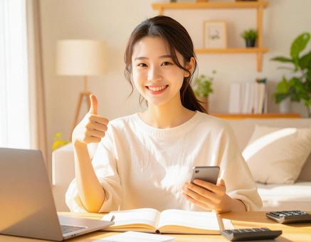 家計がうまくいきスマホ片手に微笑む女性 家計がうまくいきスマホ片手に微笑む女性の写真