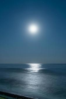 月の光が反射している海岸 月の光が反射している海岸 海,星,月の写真素材