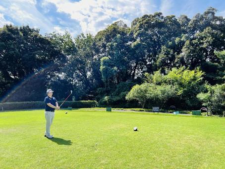 ティショットで準備する男性 ゴルフ,ドライバー,スイングの写真素材