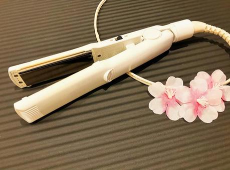 【美容家電】白のヘアアイロン ヘアアイロン,アイロン,ストレートの写真素材
