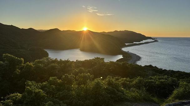 甑島の長目の浜展望所で見た日の入り 甑島の長目の浜展望所で見た日の入り 夕空,夕暮れ,夕焼けの写真素材
