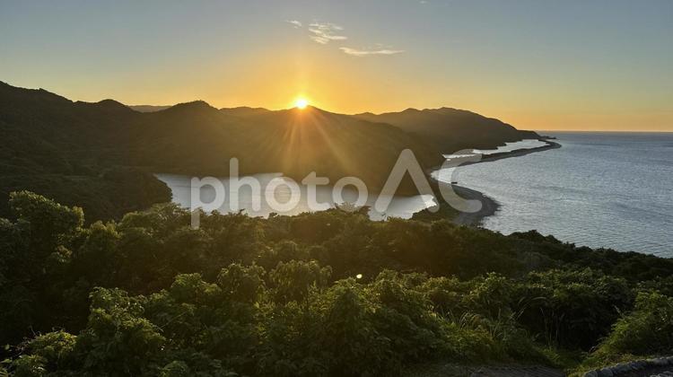 甑島の長目の浜展望所で見た日の入り 夕空,夕暮れ,夕焼けの写真素材