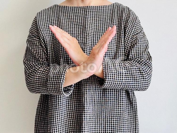 それはダメですのポーズをする女性 バツ,ダメ,禁止の写真素材