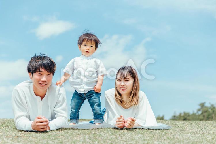 空と家族・ファミリー・赤ちゃん 家族,赤ちゃん,ファミリーの写真素材