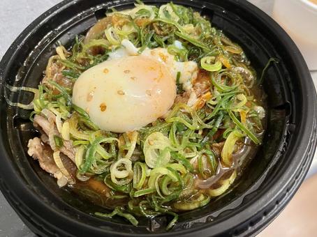 東京、牛丼屋のピリ辛ネギ温玉牛丼 東京、牛丼屋のピリ辛ネギ温玉牛丼の写真