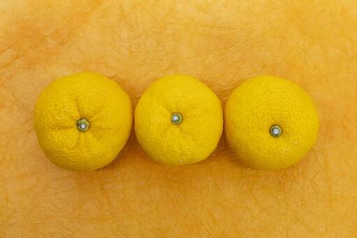 柚子三個と黄色の和紙 柚子,柑橘類,果実の写真素材