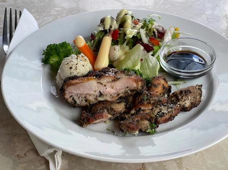 ヘルシーなお肉とサラダのランチプレート ヘルシーなお肉とサラダのランチプレート カフェ,カフェメニュー,店内の写真素材