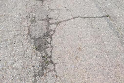 ひびだらけの道路 ひびだらけの道路の写真