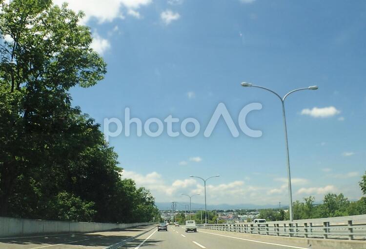 夏のある街並み 街並み,道路,ドライブの写真素材