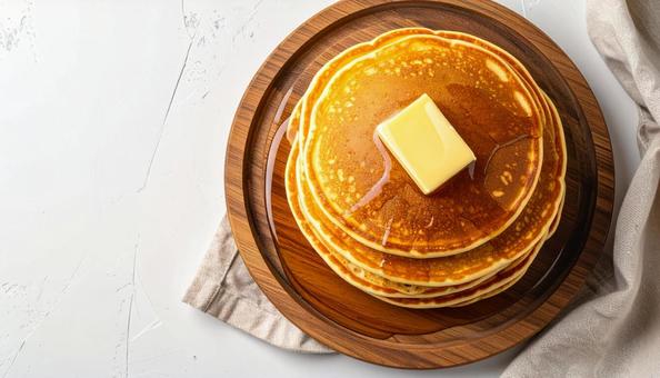 木製プレートの上のパンケーキ 木製プレートの上のパンケーキの写真