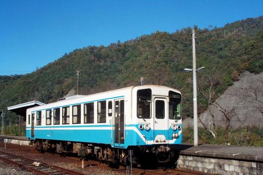 キハ32山間の無人駅 キハ32山間の無人駅の写真