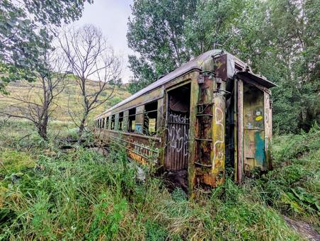 川の上の廃墟列車の写真